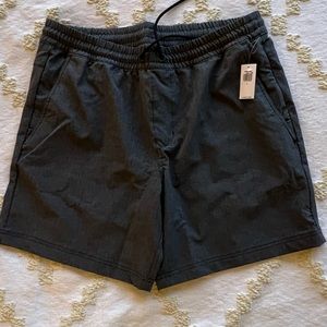 NWT Old Navy Mens gray running shorts. Mens Large 7” inseam. Stretchtech fabric
